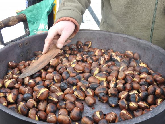 Marroni werden von Hand in einer grossen Pfanne geröstet