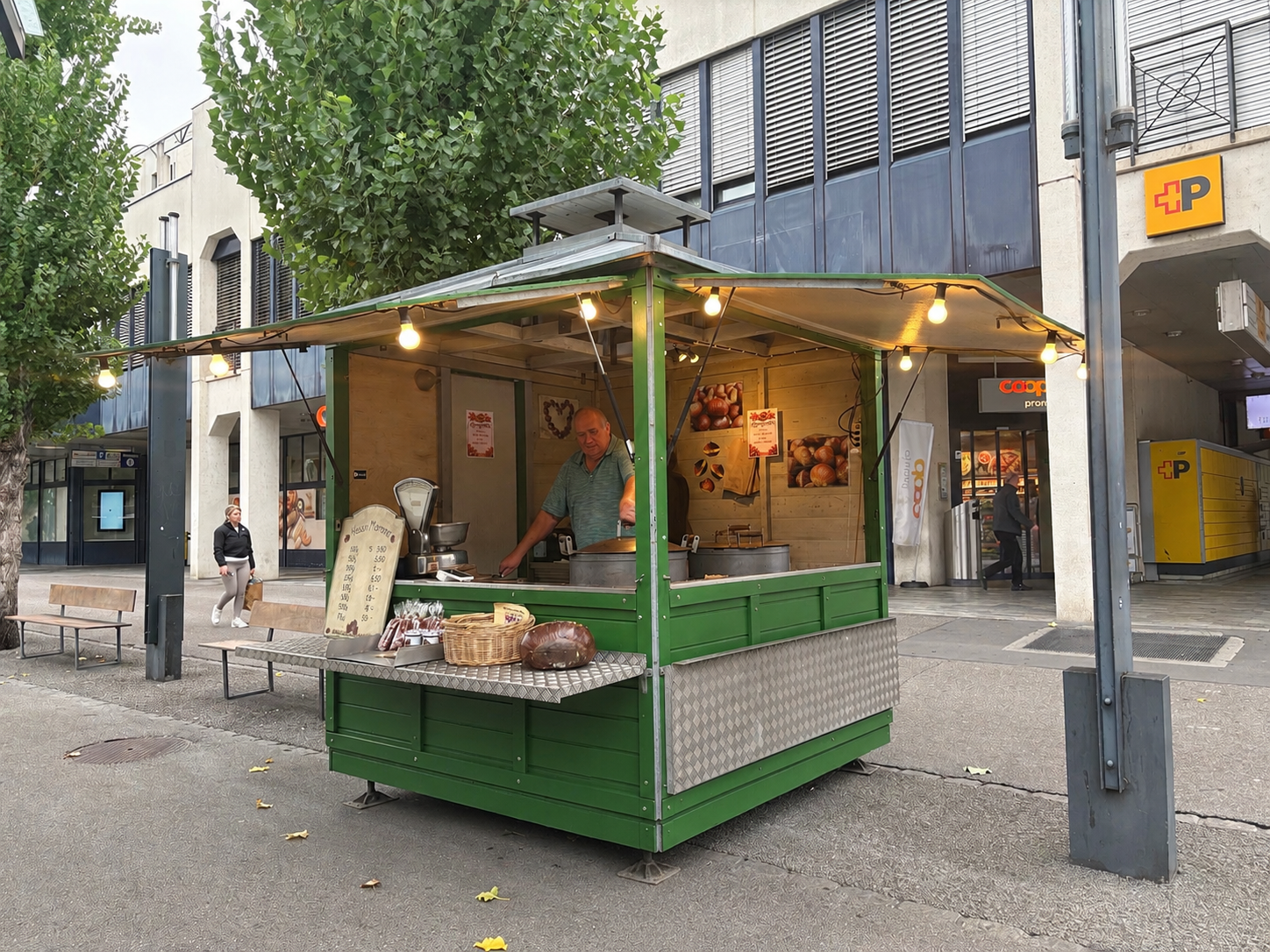 Grünes Marroni-Hüsli am Bahnhof Dietikon